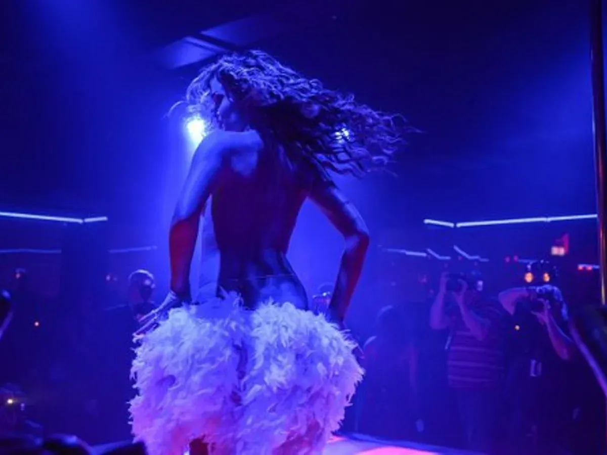 Deja Vu Showgirls Exterior